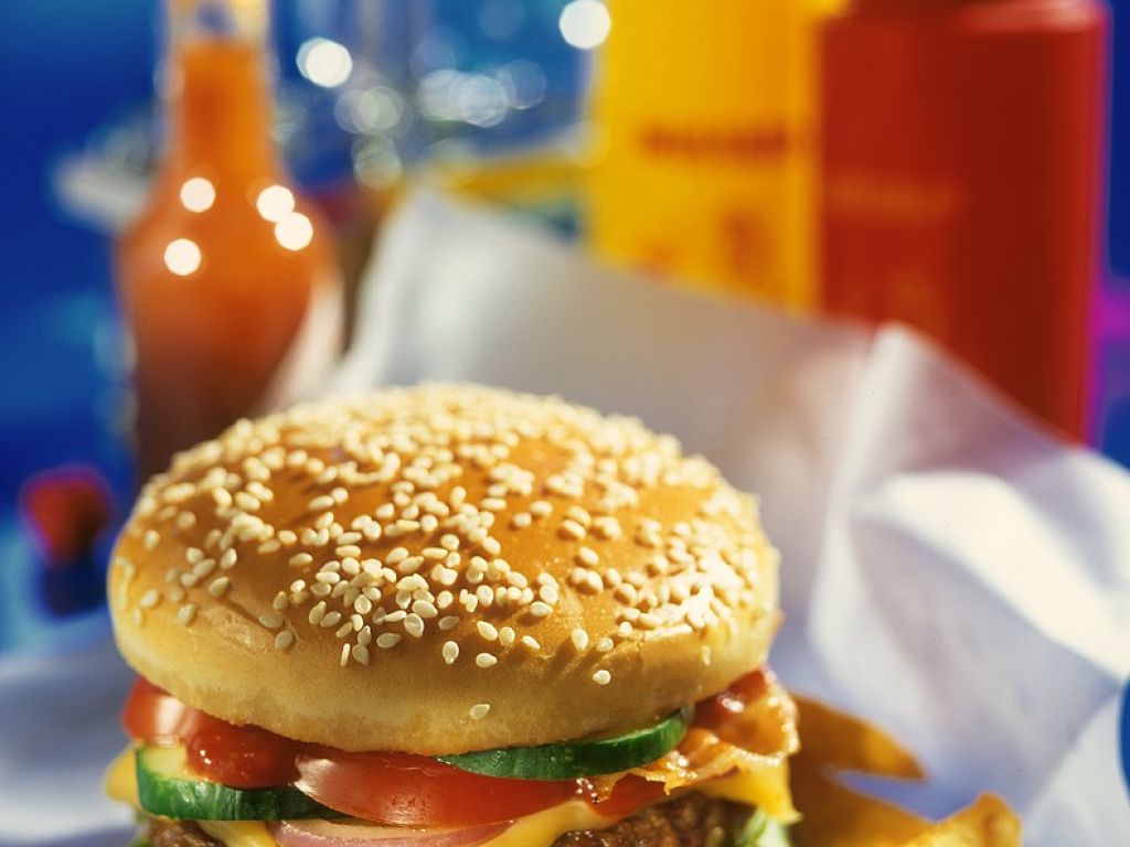Rindfleischburger mit Tomaten, Zwiebel, Käse und Gurke Rezept | EAT SMARTER