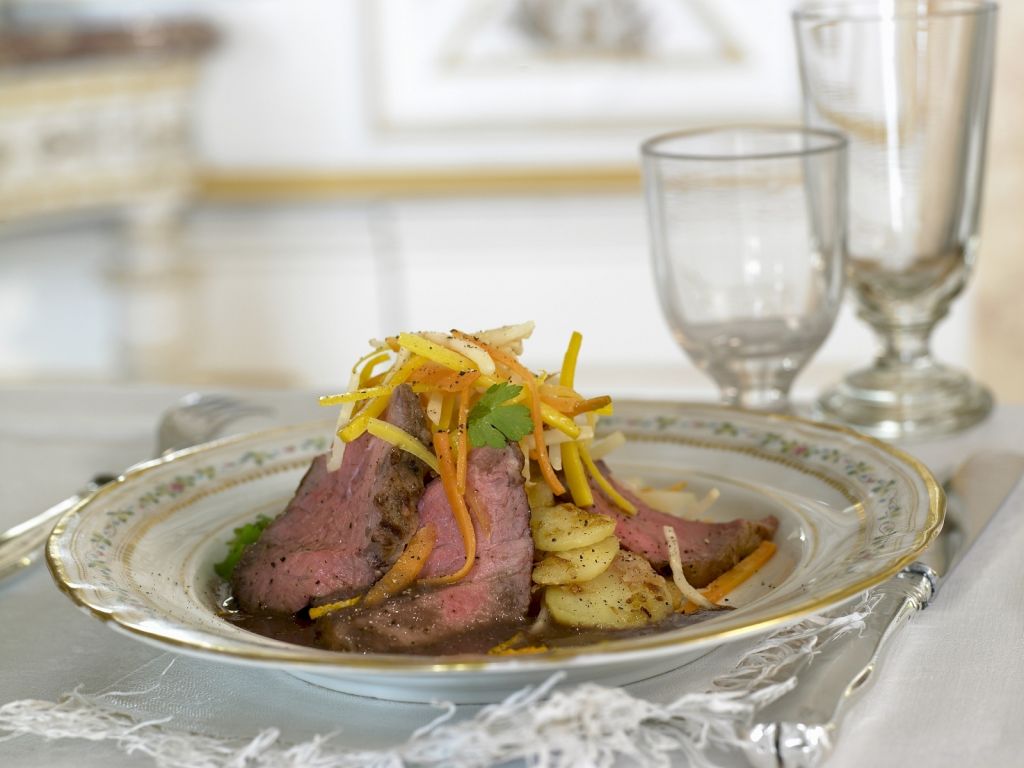 Roastbeef mit Gemüsestreifen und Kartoffeln Rezept | EAT SMARTER