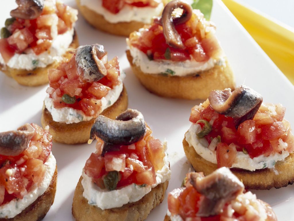 Röstbrote mit Tomaten, Frischkäse und Anchovis Rezept | EAT SMARTER