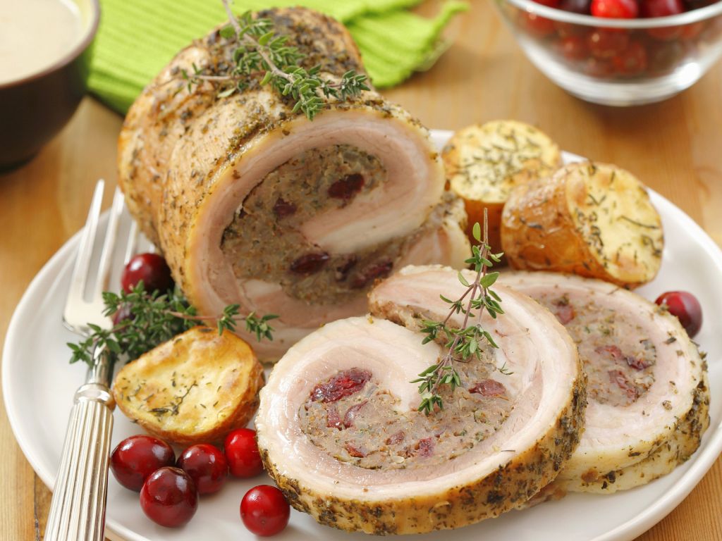 Rollbraten mit Hackfleischfüllung, Cranberries und Buchweizen Rezept ... Rollbraten mit Hackfleischfüllung, Cranberries und Buchweizen Rezept ...
