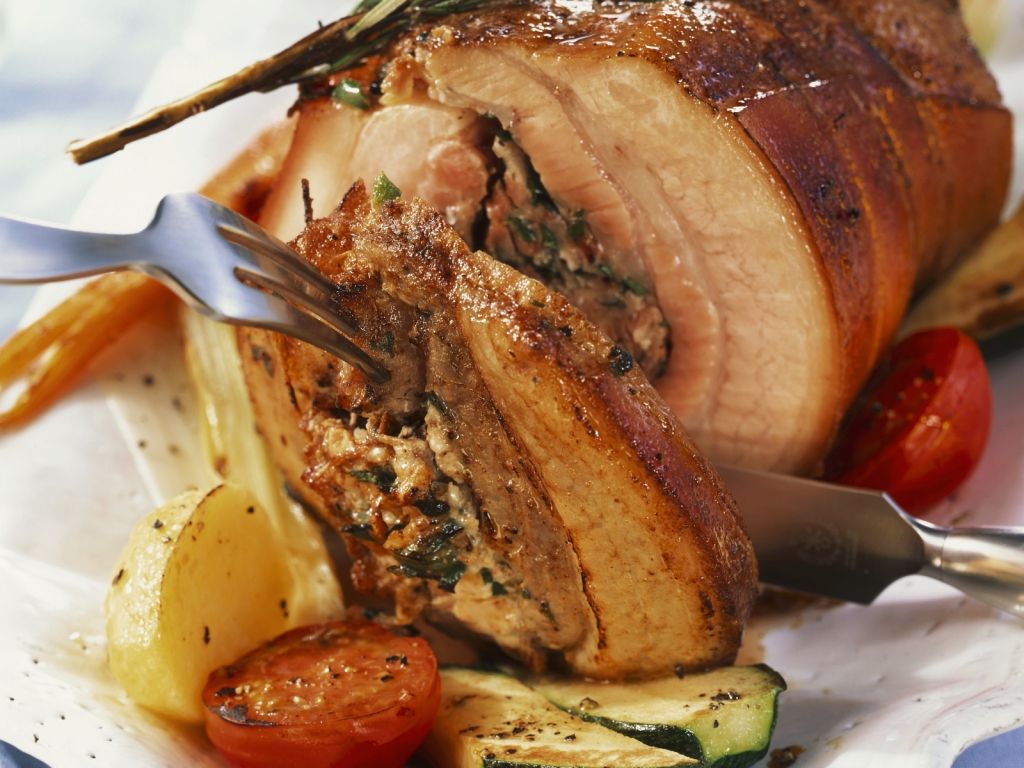 Rollbraten vom Schwein mit Schinken gefüllt dazu Gemüse Rezept | EAT ...