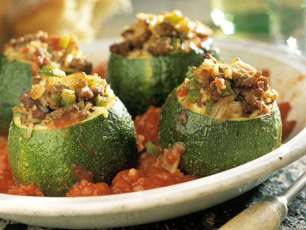 Rondini mit Hackfleisch und Reis gefüllt dazu Tomatensoße Rezept | EAT ... Rondini mit Hackfleisch und Reis gefüllt dazu Tomatensoße Rezept | EAT ...