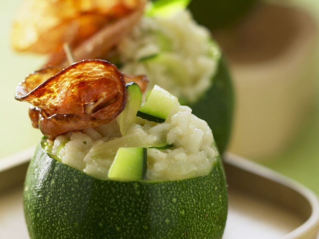 Rondini (Runde Zucchini) mit Reis und Pancetta gefüllt Rezept | EAT SMARTER