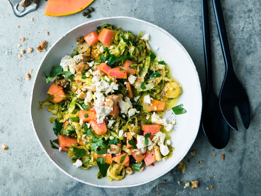 Rosenkohlsalat mit Papaya und Schafskäse Rezept | EAT SMARTER