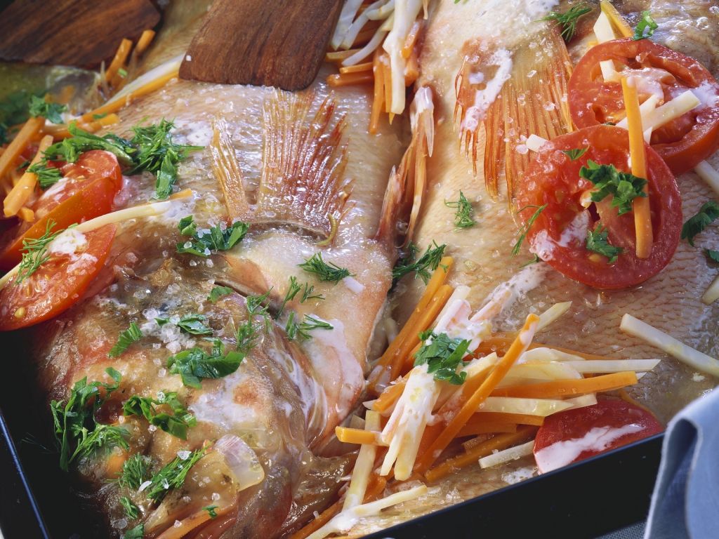 Rotbarsch auf gemischtem Gemüse Rezept | EAT SMARTER