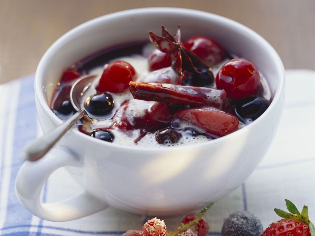 Rote Beerengrütze mit Vanillesahne Rezept | EAT SMARTER