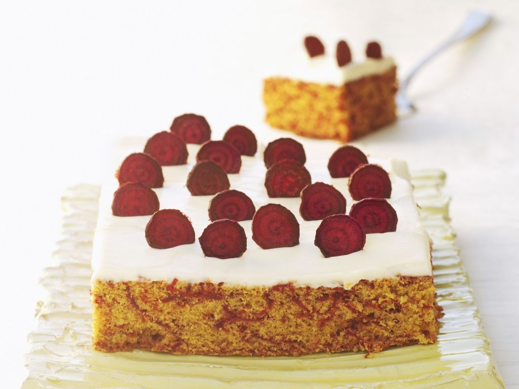 Rote-Bete-Kuchen mit Frischkäsehaube Rezept | EAT SMARTER