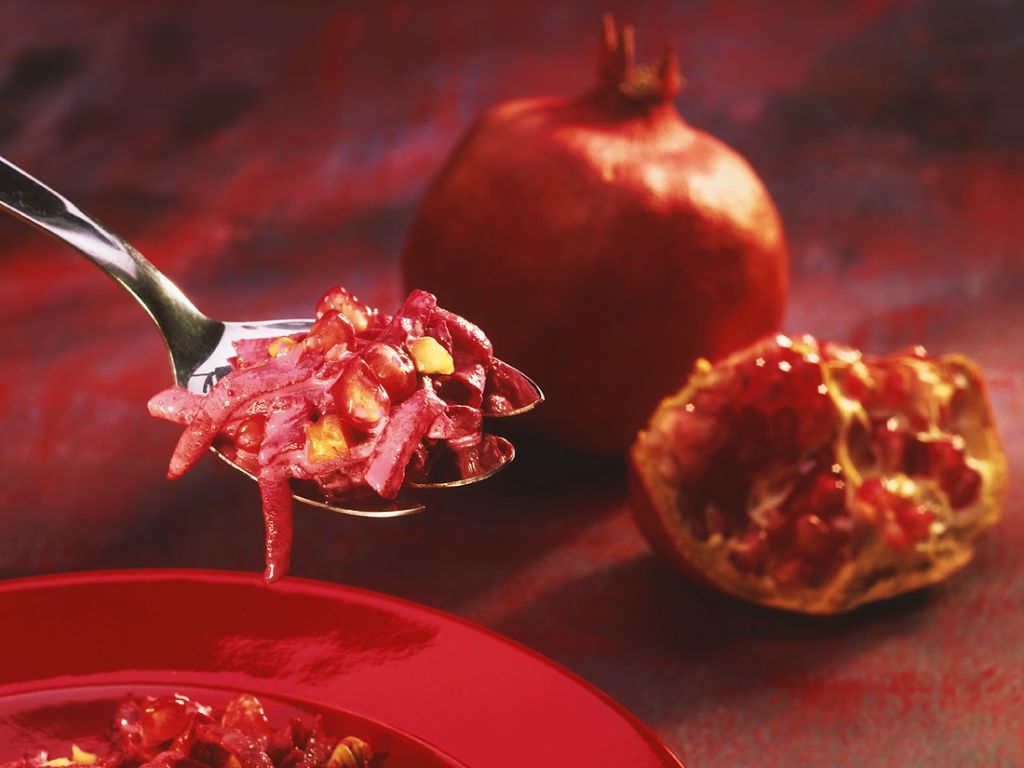 Rote Bete-Salat mit Walnüssen und Granatapfel Rezept | EAT SMARTER