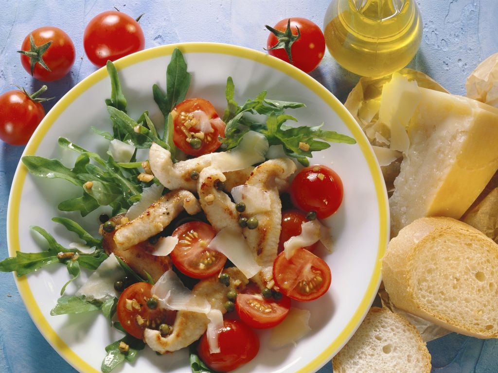 Rucolasalat mit Hähnchenfilet, Cherrytomaten und Parmesan Rezept | EAT ...