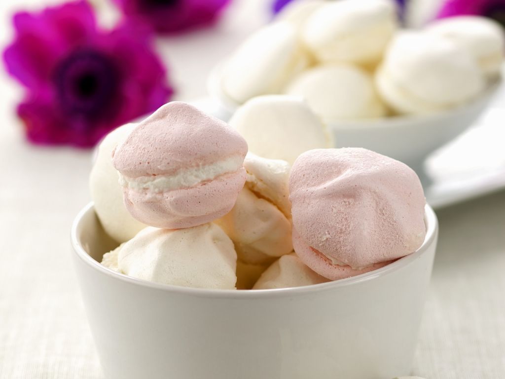 Sahnebaisers auf italienische Art Rezept | EAT SMARTER