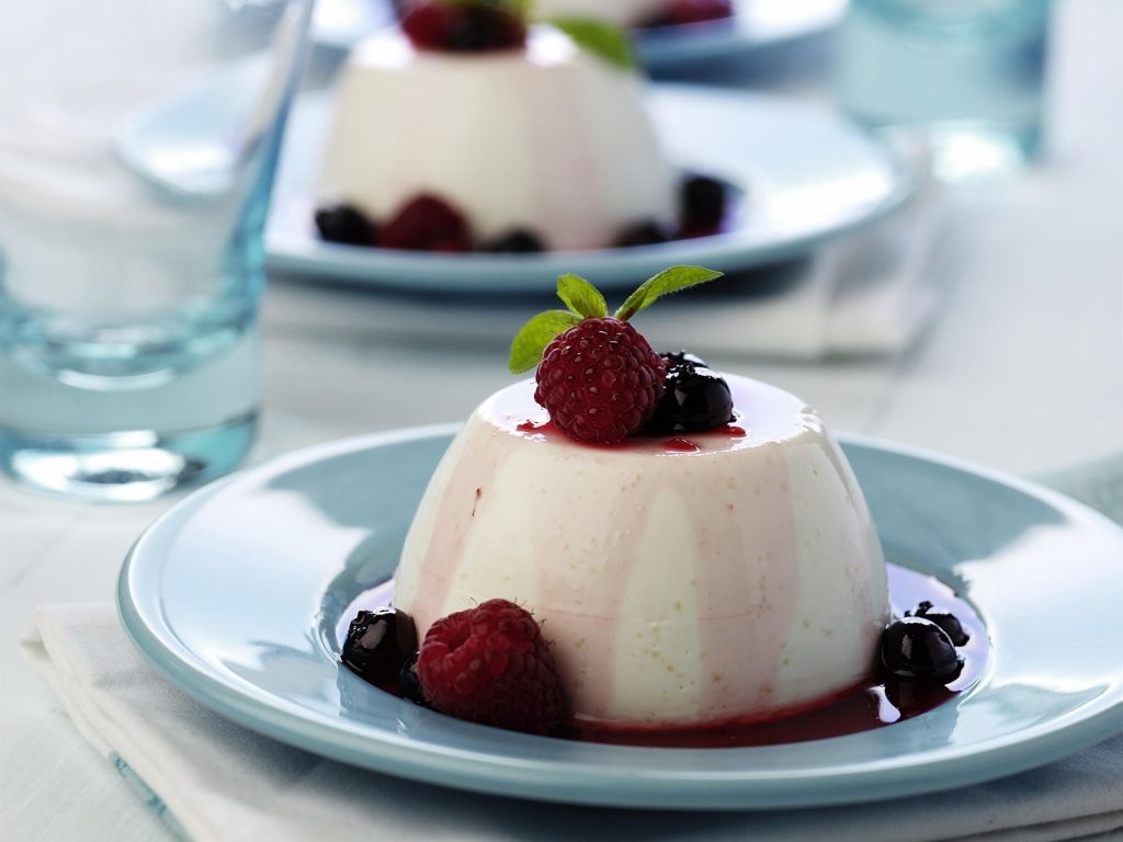 Sahnepudding mit Beerensoße Rezept | EAT SMARTER