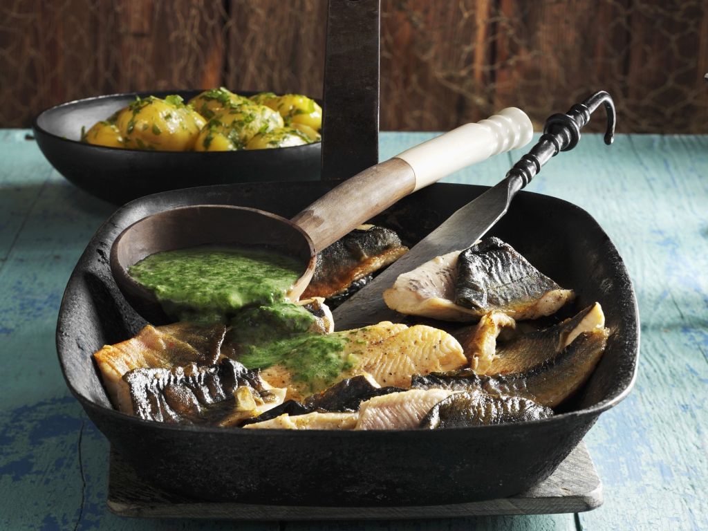 Saibling mit Sauerampfer-Soße Rezept | EAT SMARTER