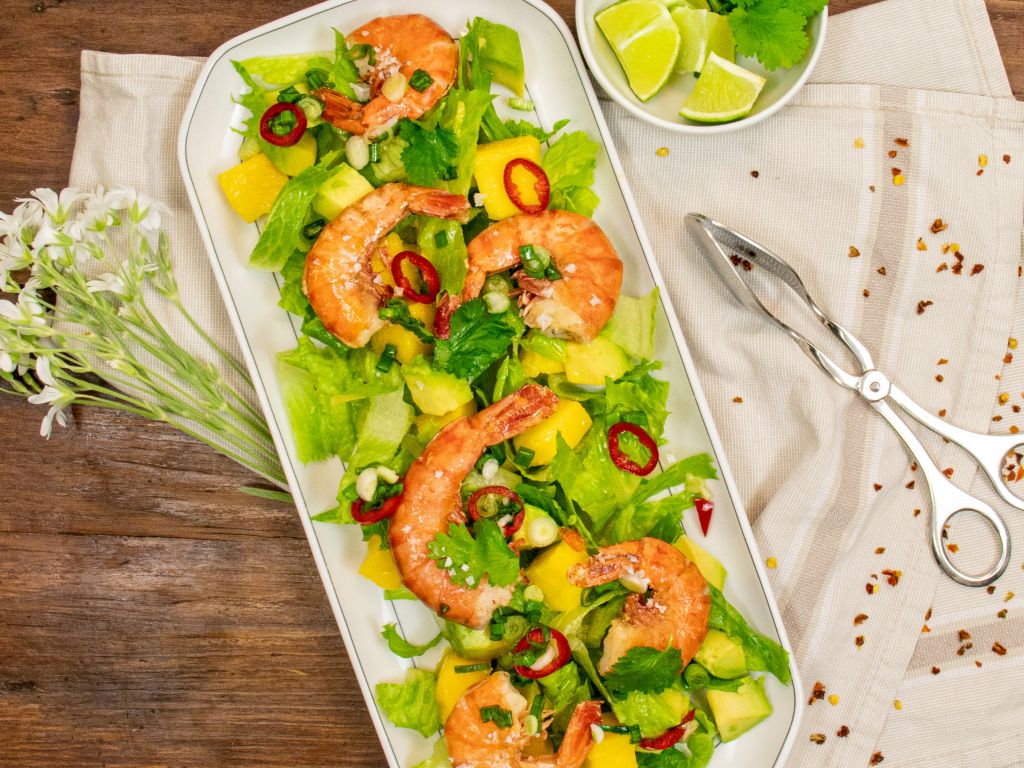 SalaRico mit Gambas und Avocado-Mango Rezept | EAT SMARTER