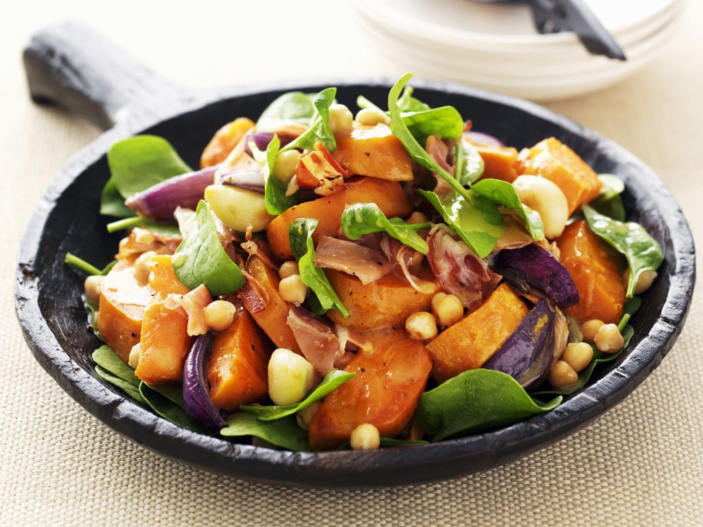 Salat aus Süßkartoffeln, roten Zwiebeln und Spinat Rezept | EAT SMARTER