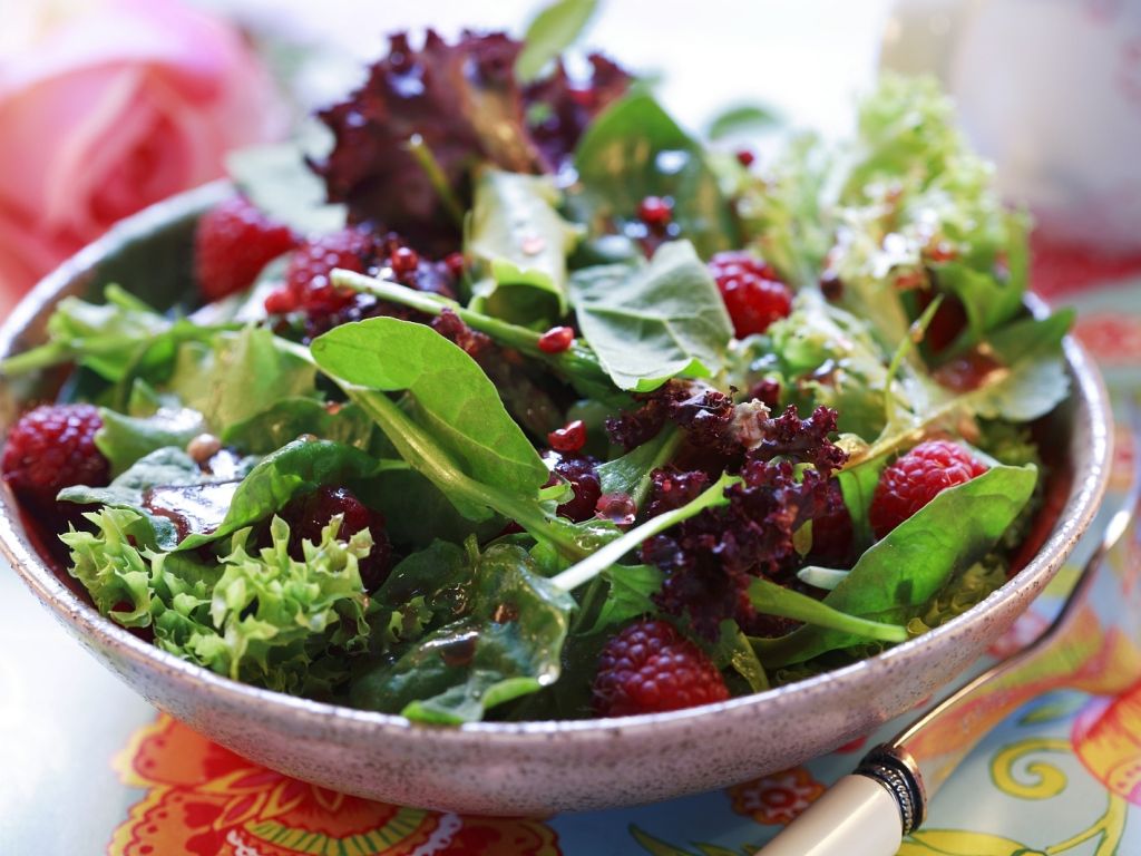 Salat mit Blattspinat und Himbeeren Rezept | EAT SMARTER