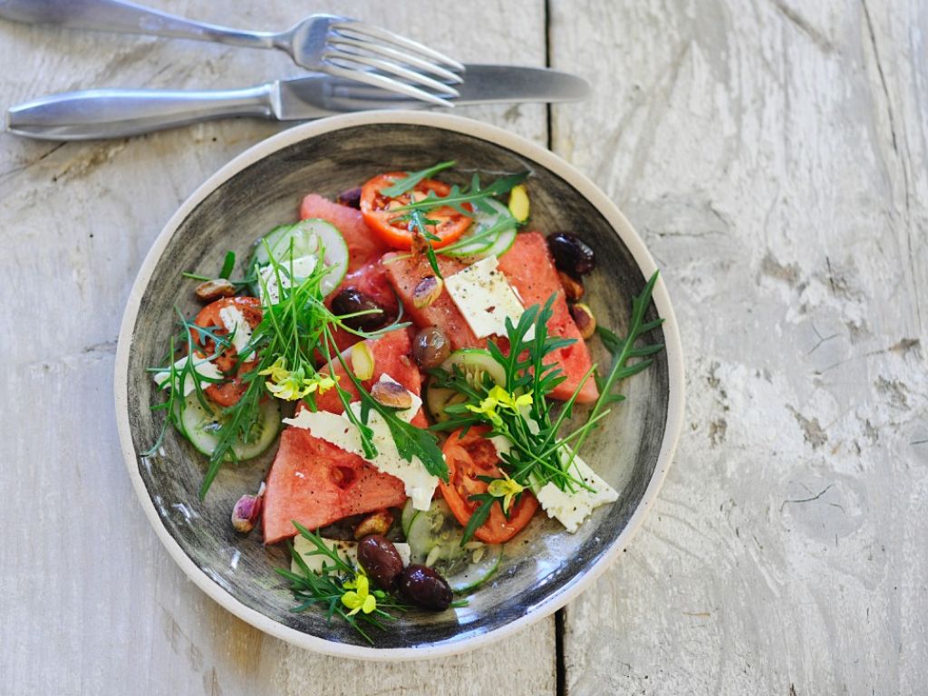 Salat mit Gurke, Tomate, Wassermelone und Rucola Rezept | EAT SMARTER
