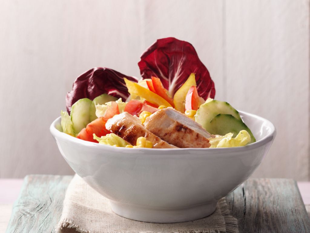 Salat mit Hähnchenstreifen in Honig Rezept | EAT SMARTER
