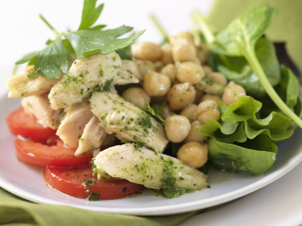 Salat mit Hähnchenstreifen, Kichererbsen und Pesto-Vinaigrette Rezept ...