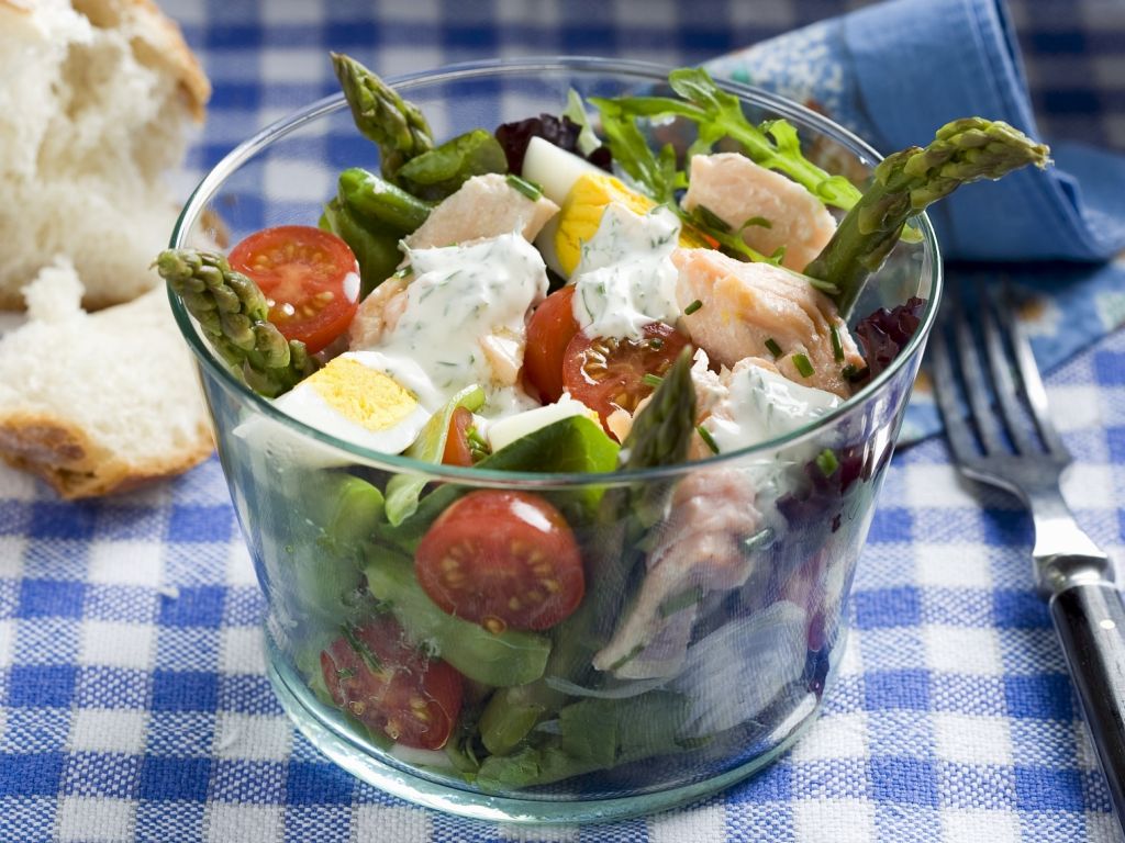 Salat mit Lachs, grünem Spargel, Cocktailtomaten und Ei Rezept | EAT ...