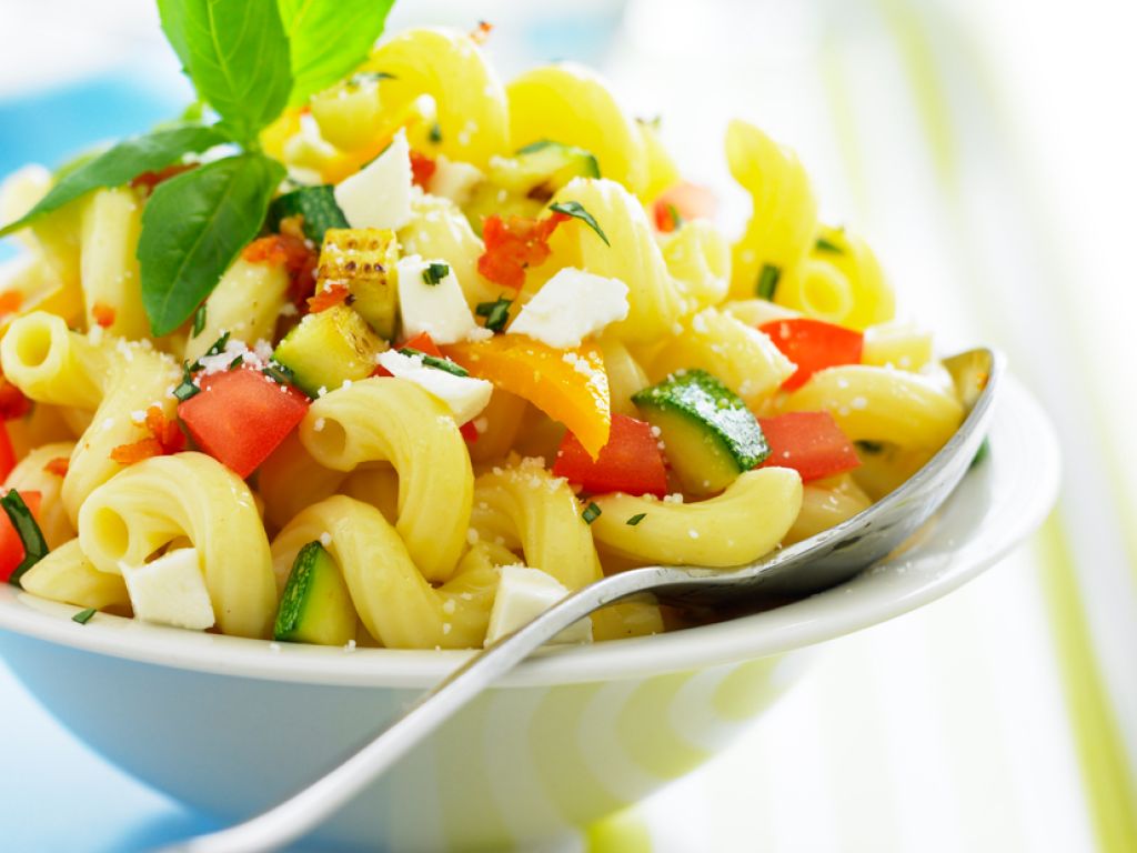 Salat mit Nudeln, Gemüse und Feta Rezept | EAT SMARTER Salat mit Nudeln, Gemüse und Feta Rezept | EAT SMARTER