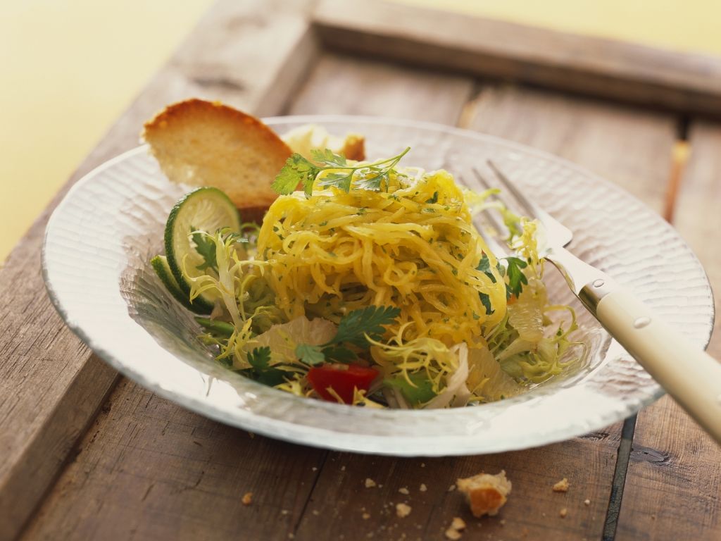 Salat mit Spaghettikürbis Rezept | EAT SMARTER