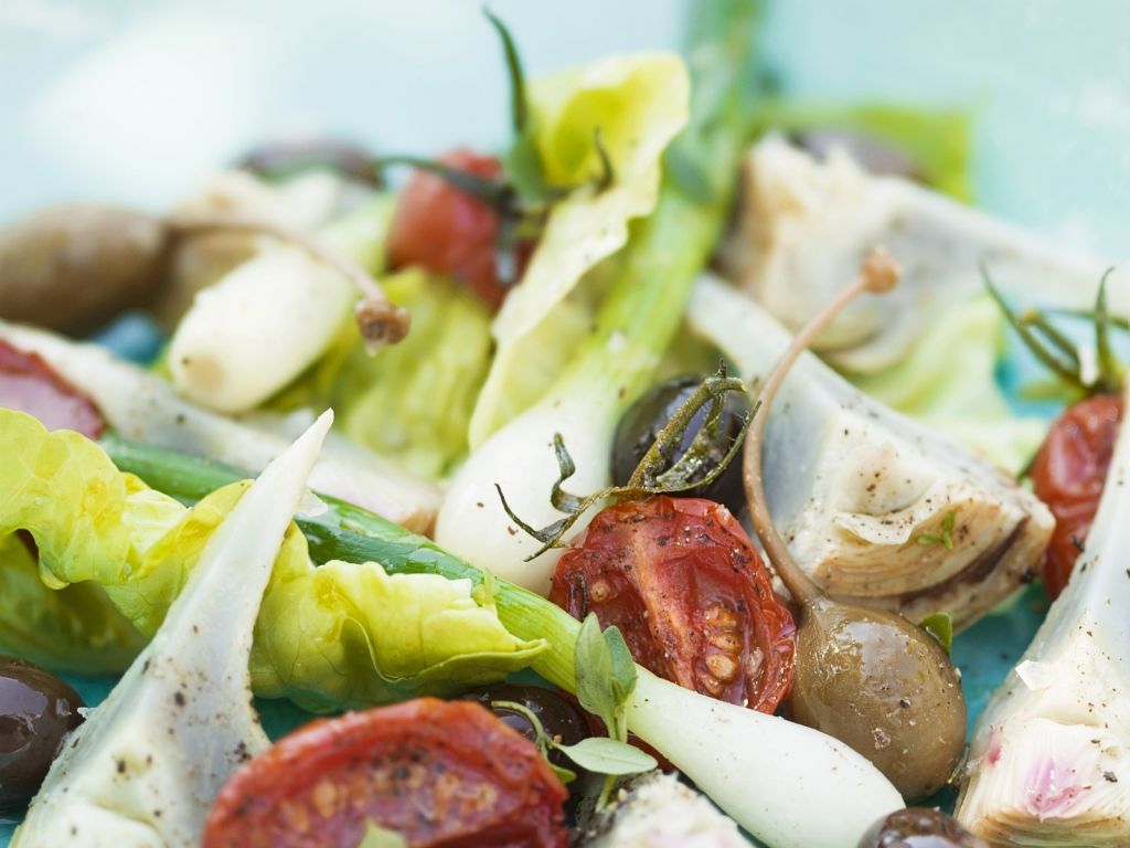 Salat mit Tomaten, Lauchzwiebel und Artischocken Rezept | EAT SMARTER