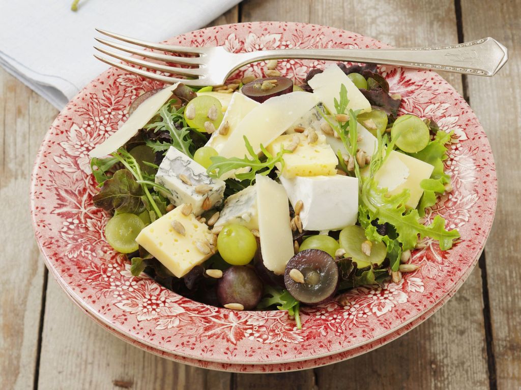 Salat mit Trauben und gemischtem Käse Rezept | EAT SMARTER