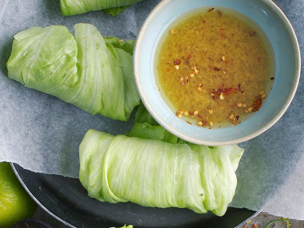 Salatrollen mit Ingwer-Dip Rezept | EAT SMARTER
