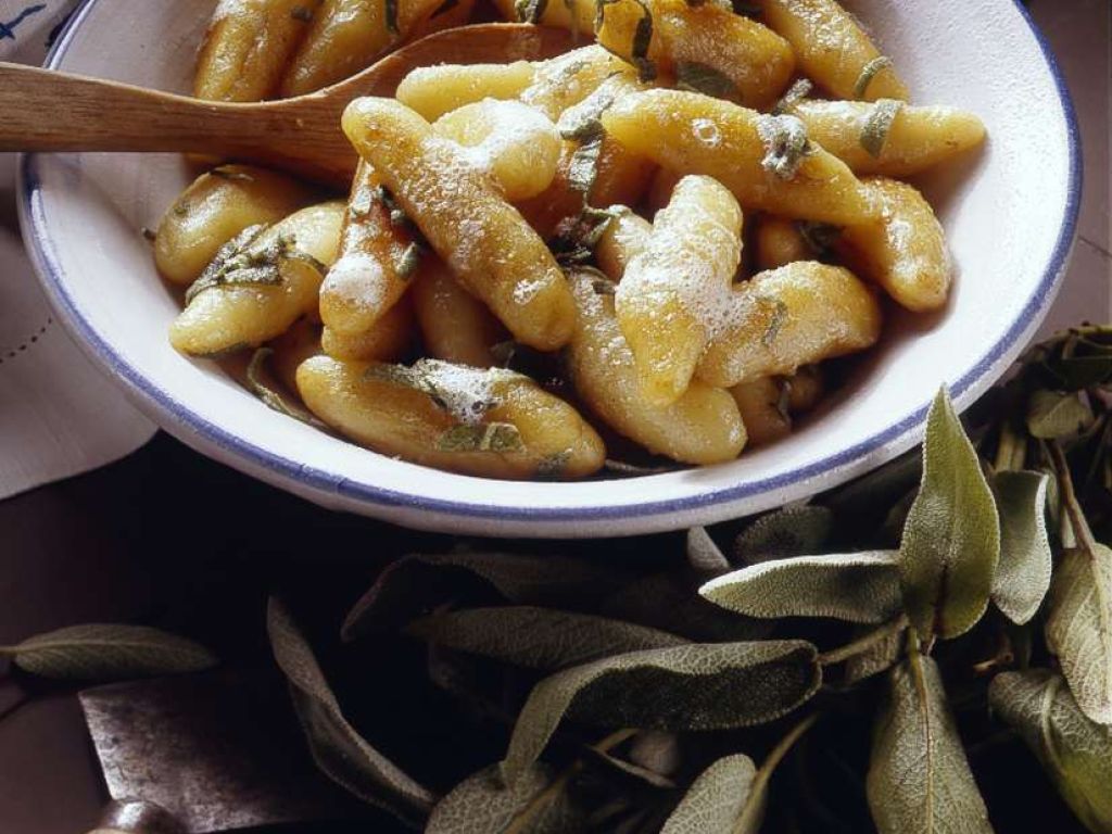 Salbei-Fingernudeln Rezept | EAT SMARTER Salbei-Fingernudeln Rezept | EAT SMARTER