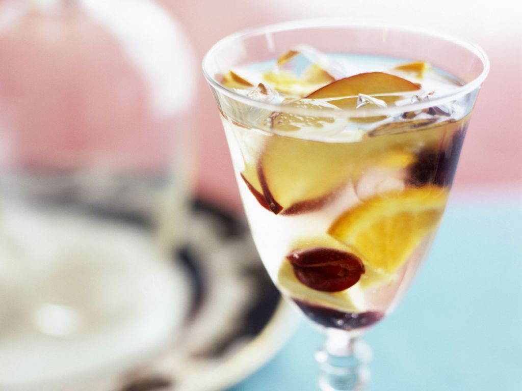 Sangria aus Weißwein und Obst Rezept | EAT SMARTER