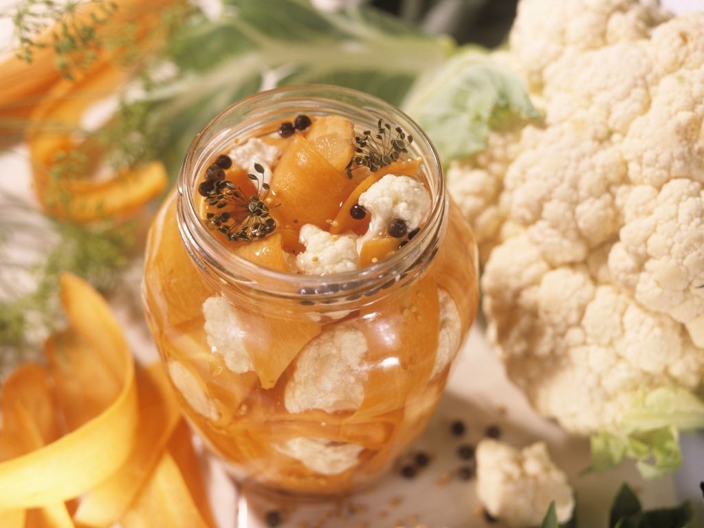 Sauer eingemachte Möhren mit Blumenkohl Rezept | EAT SMARTER