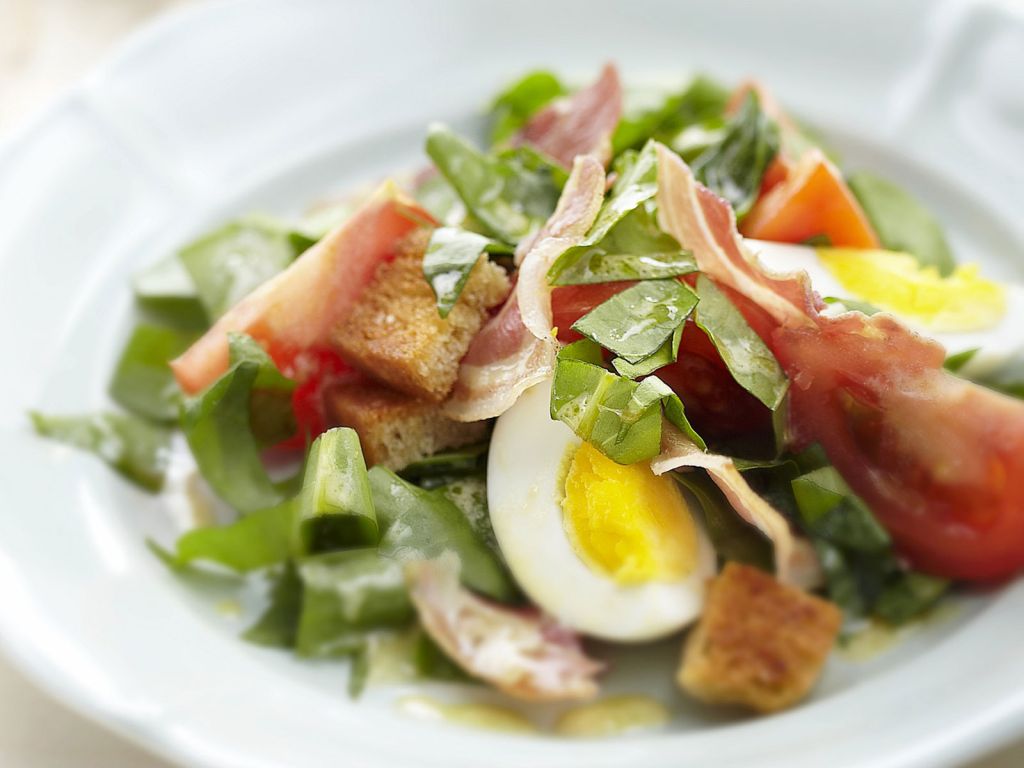 Sauerampfersalat mit Speck, Ei und Brotwürfeln Rezept | EAT SMARTER