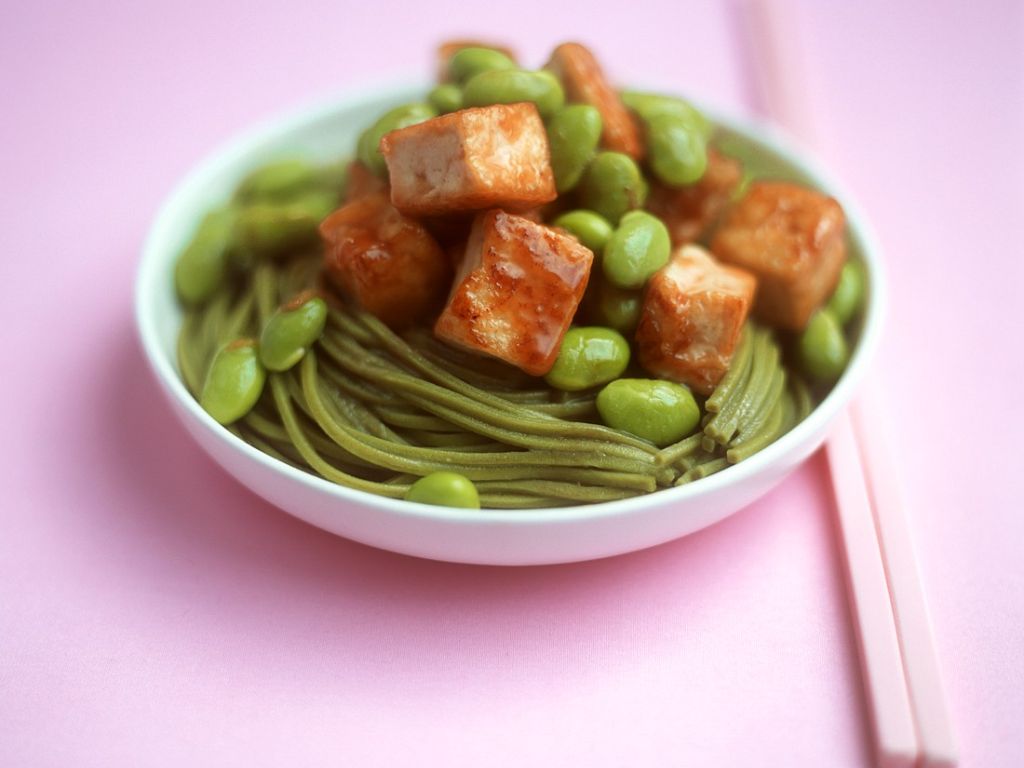 Scharfe grüne Nudeln mit Tofu und Sojabohnen Rezept | EAT SMARTER