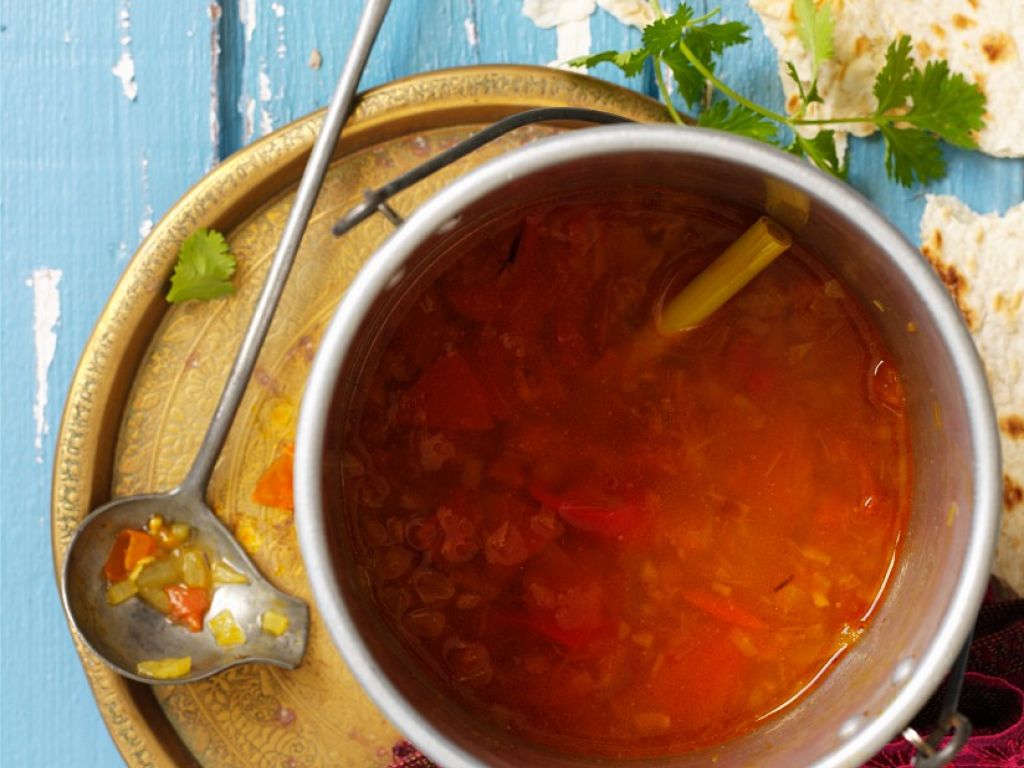 Scharfe indische Tomatensuppe Rezept | EAT SMARTER