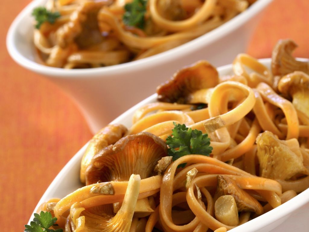 Scharfe Tagliatelle mit Pfifferlingen Rezept | EAT SMARTER