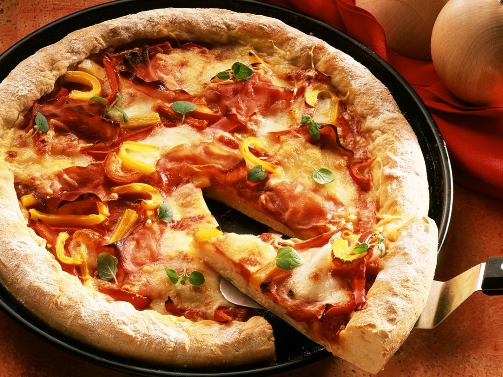 SchinkenPizza mit Paprika Rezept EAT SMARTER