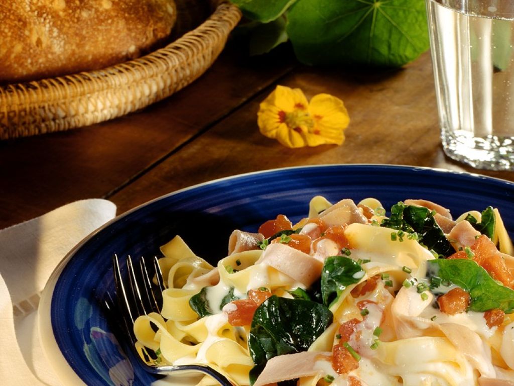 Schinkennudeln mit Tomaten Rezept | EAT SMARTER