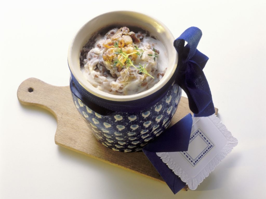 Schmalz mit Thymian, Grieben, Apfel und Speck Rezept | EAT SMARTER