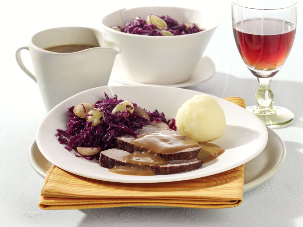 Schmorbraten mit Trauben-Rotkohl Rezept | EAT SMARTER