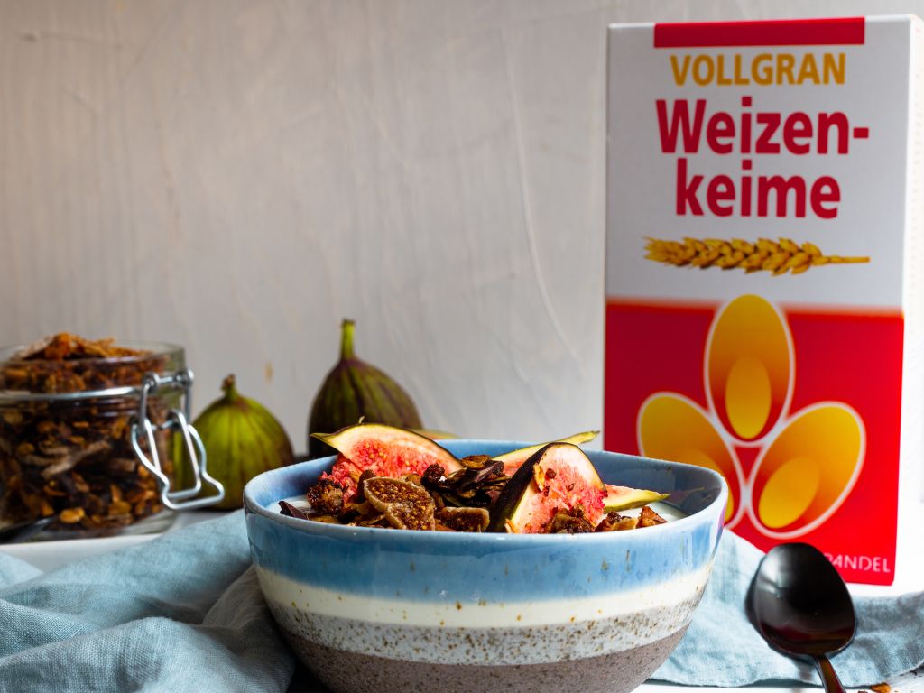Schoko-Granola mit Walnüssen, Weizenkeimen und Feigen Rezept | EAT SMARTER