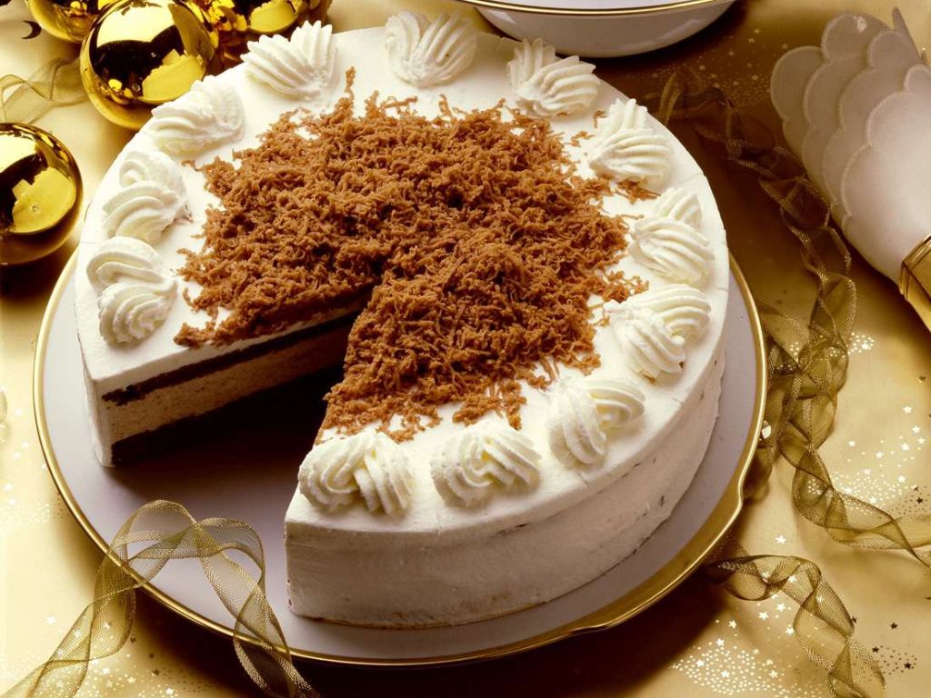 Schokoladenbiskuit mit Kastaniencreme Rezept | EAT SMARTER