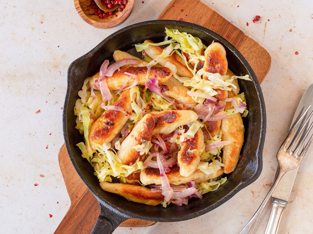 Schupfnudeln mit gebratenem Spitzkohl und roten Zwiebeln Rezept | EAT ...