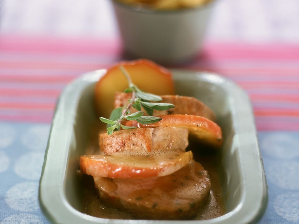 Schweinefilet mit Apfel Rezept | EAT SMARTER