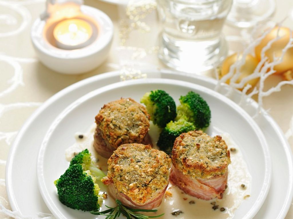 Schweinefilet mit Nusskruste und Brokkoli Rezept | EAT SMARTER