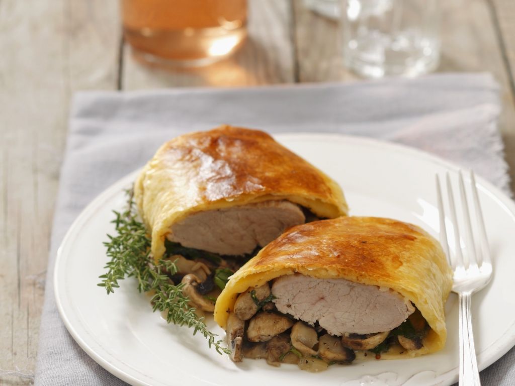 Schweinefilet mit Pilzen im Blätterteigmantel Rezept | EAT SMARTER Schweinefilet mit Pilzen im Blätterteigmantel Rezept | EAT SMARTER