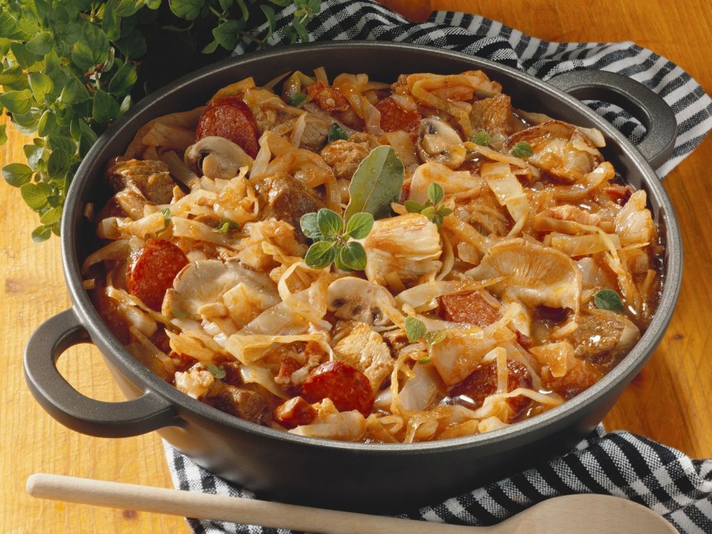 Schweinefleisch-Kohl-Topf aus polnische Art Rezept | EAT SMARTER