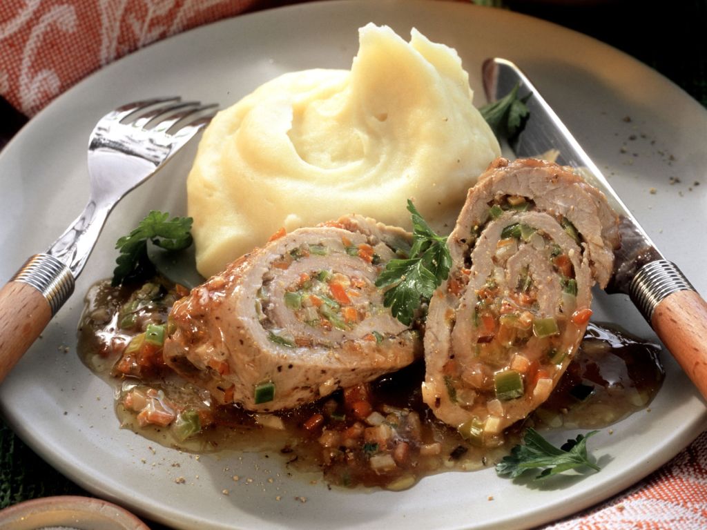 Schweinerouladen mit Gemüse gefüllt, dazu Püree Rezept | EAT SMARTER