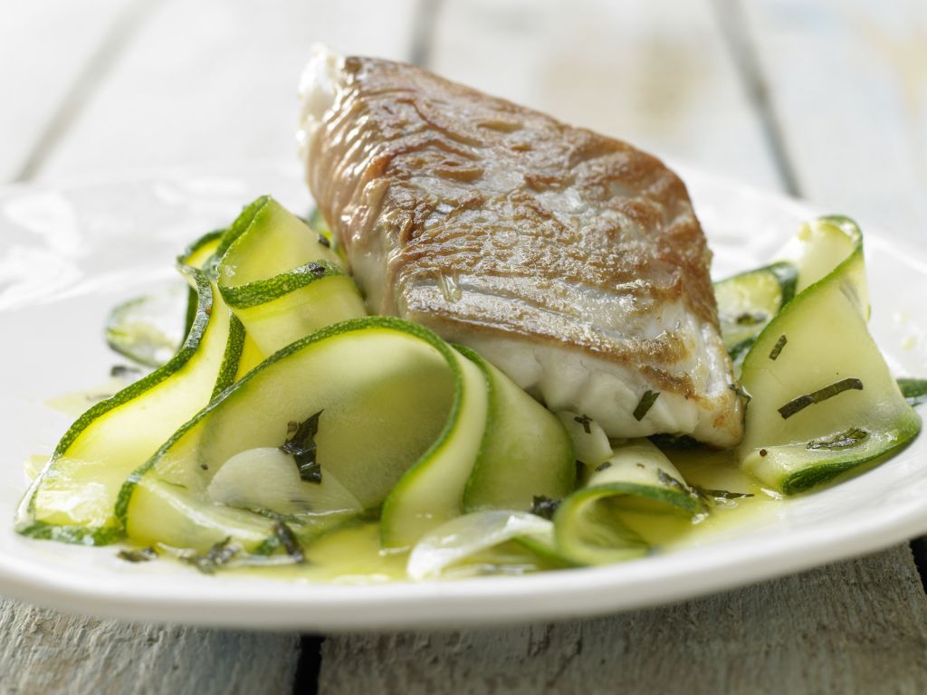 Seelachs im Parma-Mantel Rezept | EAT SMARTER