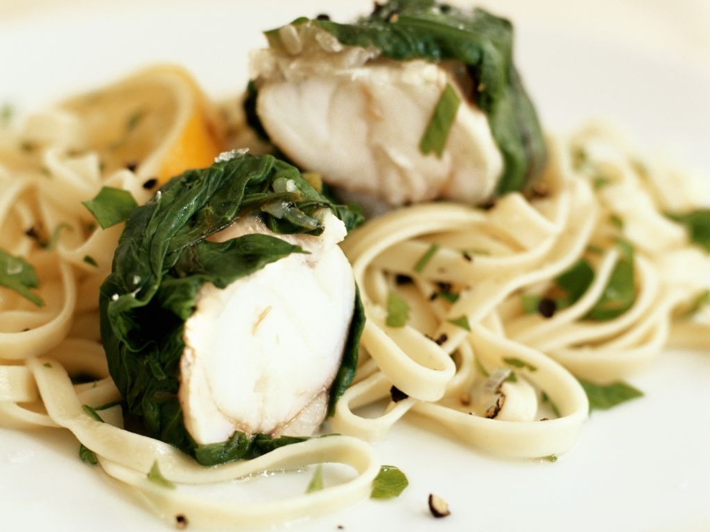 Seeteufel mit Spinat und Nudeln Rezept | EAT SMARTER