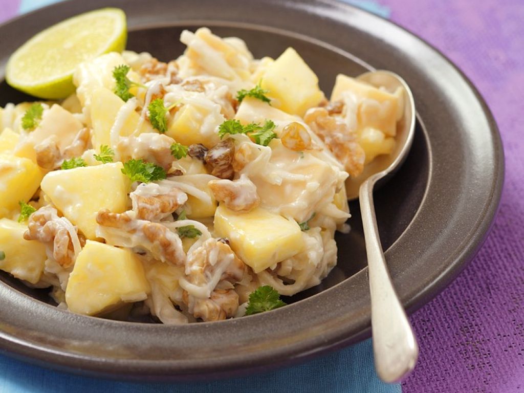 Selleriesalat mit Ananas Rezept | EAT SMARTER